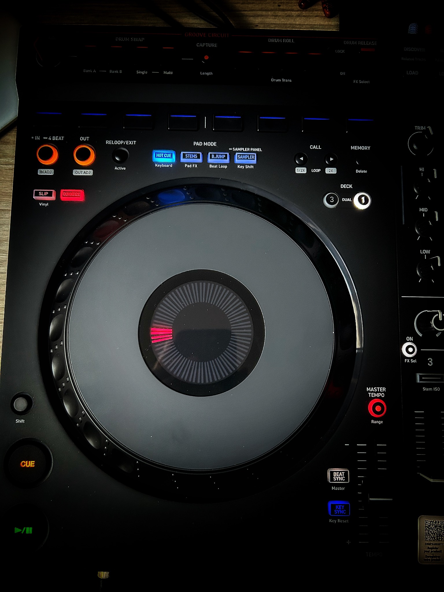 Controladora Pioneer DJ DDJ-GRV6 iluminada